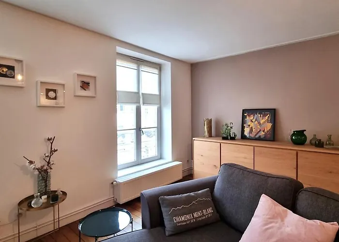 La Cardinale By Les Victoria Nancy